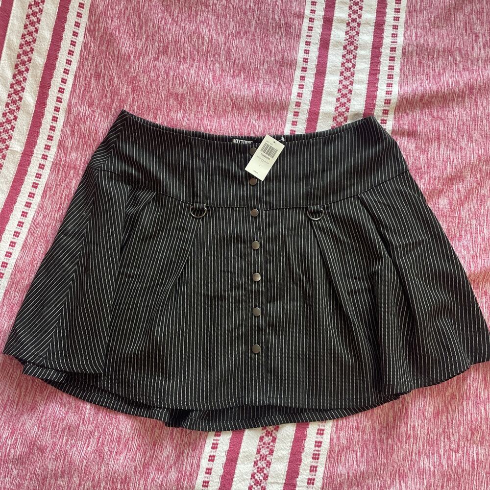 NWT Hot Topic Womens Silver Snaps D-Ring Pinstripe Wide Yoke Pleated Skirt XL
